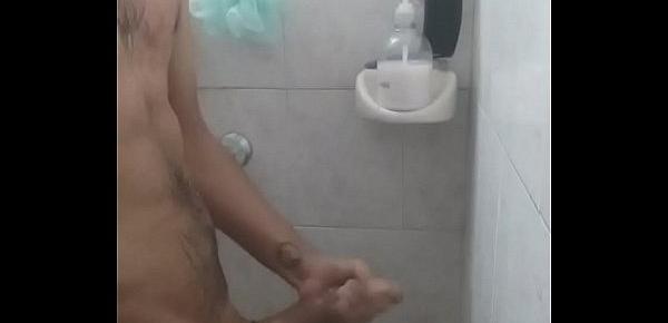  Mi novia me espia en el baño